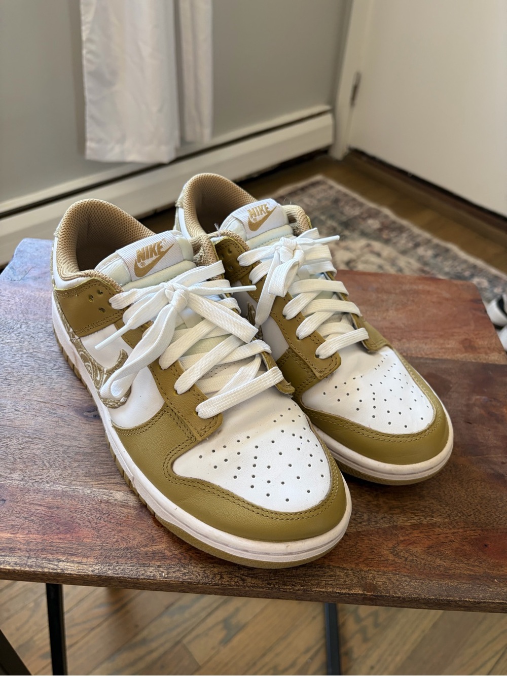Nike Low-Top Sneakers in White and Olive Green